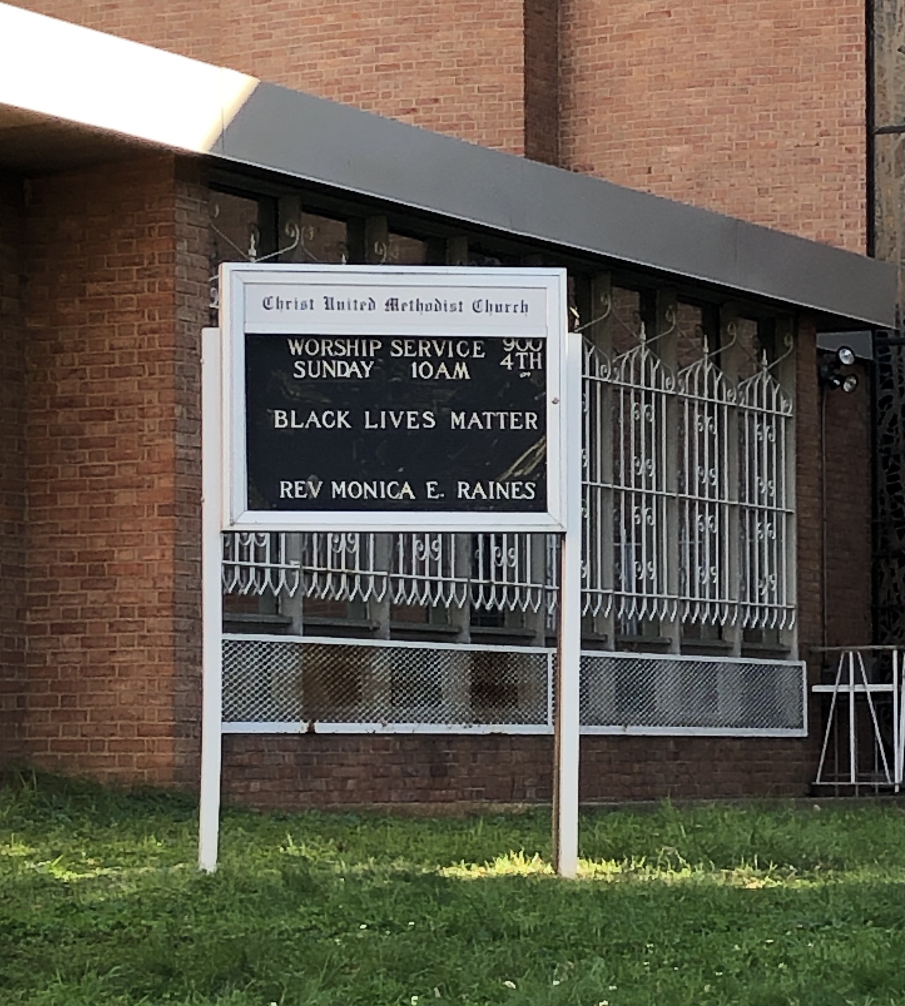 Photograph of an outdoor church letterboard sign that reads “Worship service Sunday ten A.M.,” and “Black Lives Matter.”
